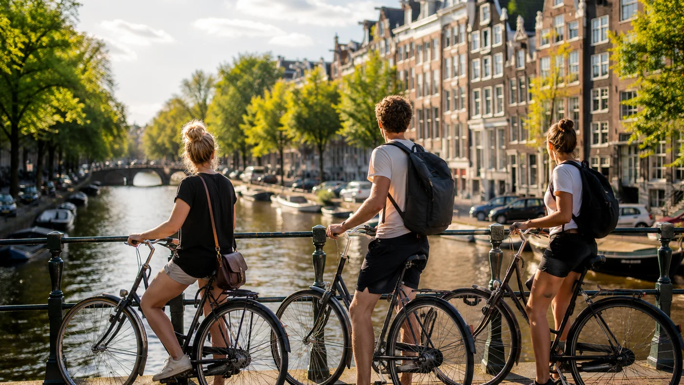 Bezoekers met fietsen langs de Amsterdamse grachten